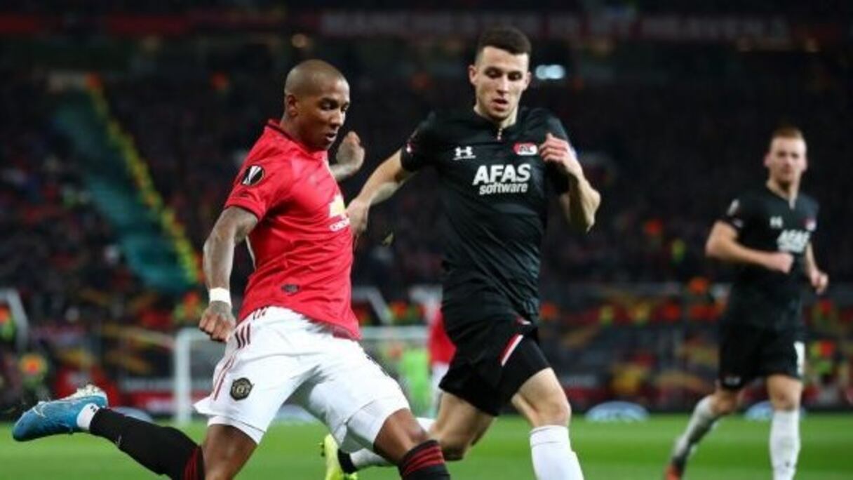 Oussama Idrissi (AZ) à la lutte avec Ashley Young (Manchester United) en Ligue Europa 2019-2020.
