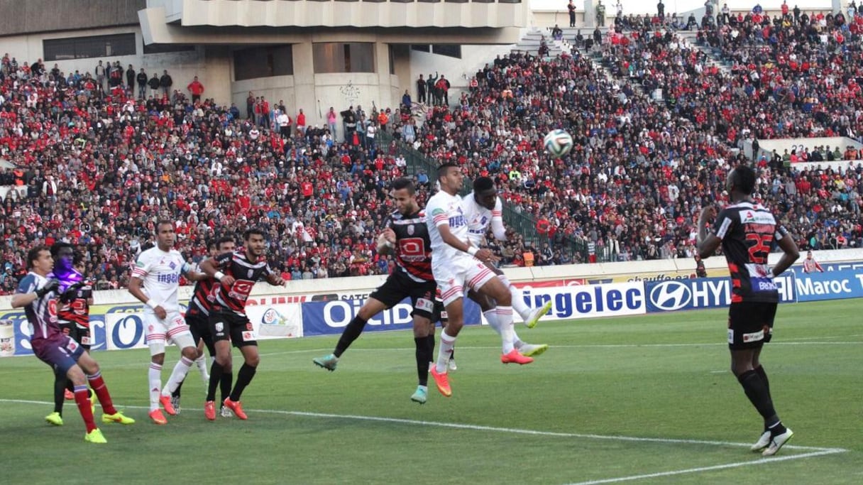 Les deux joueurs du WAC se sont gênés sur ce corner, qui ne donnera finalement rien.