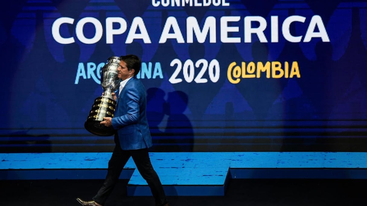 L'ancien joueur brésilien Juninho Paulista présente le trophée de la Copa America lors de la cérémonie du tirage, à Carthagène (Colombie), le 3 décembre 2019.
