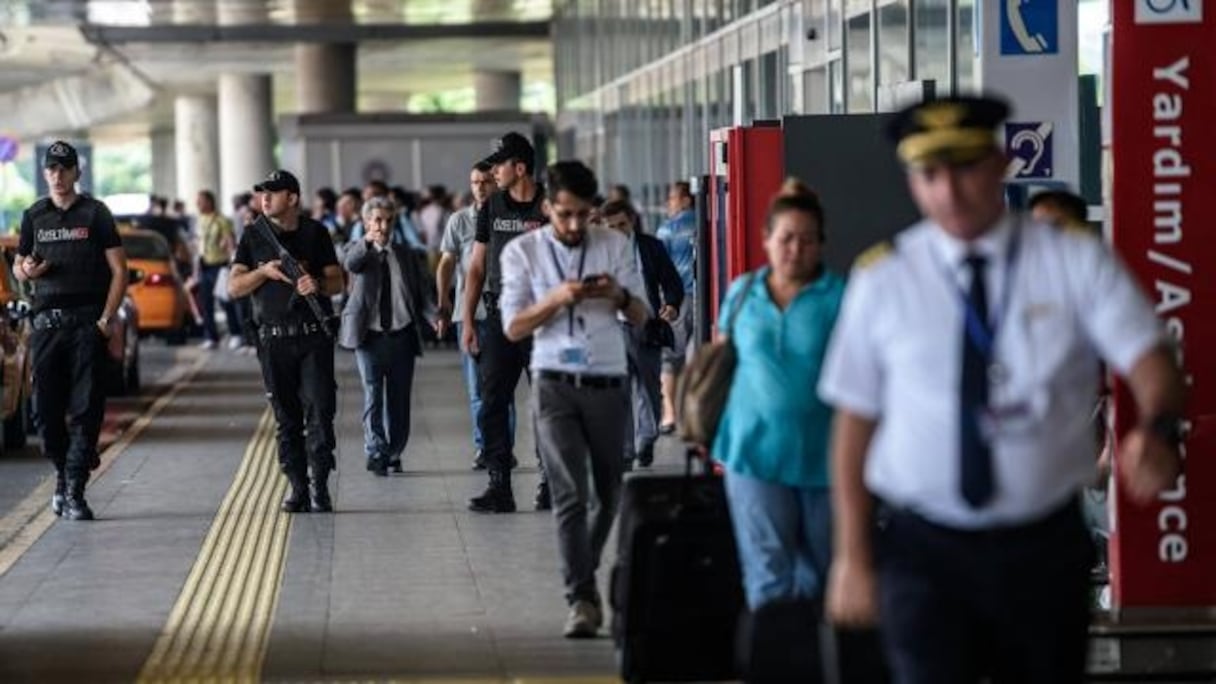 Deux personnes ont interpellées à l'entrée du terminal des départs internationaux. 
