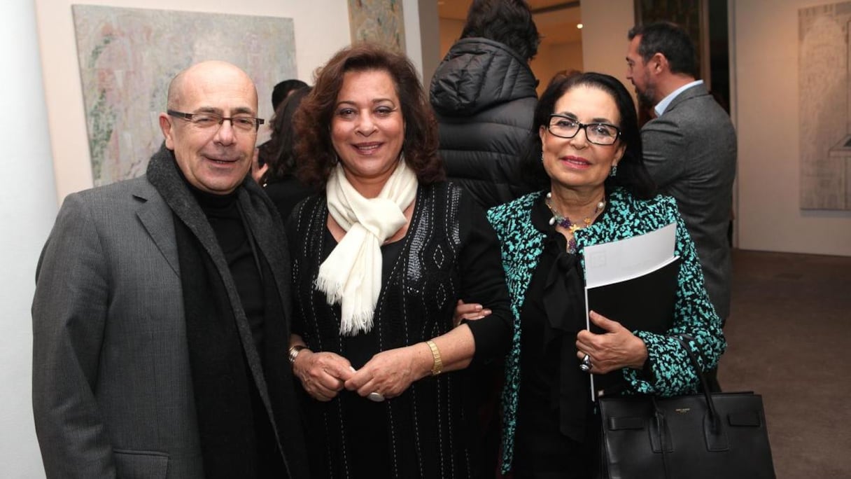 Denis Germain, ici en compagnie de Aicha Amor et de Maître Souad Iraqi, a minutieusement fait le tour de la galerie pour savourer les toiles tout en délicatesse de Mustapha Boujemaoui.
