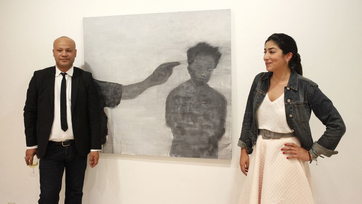 L'artiste peintre Ilias Selfati, ici aux côtés de Fatym Layachi, a ébranlé le public venu assister, jeudi soir, au vernissage d'une exposition d'une force cinglante. 
