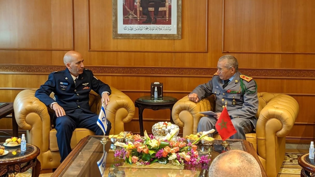 Le chef de la direction de la stratégie (Armée israëlienne), Tal Kelman, reçu par le général de corps d'armée (FAR), El Farouk Belkhir.
