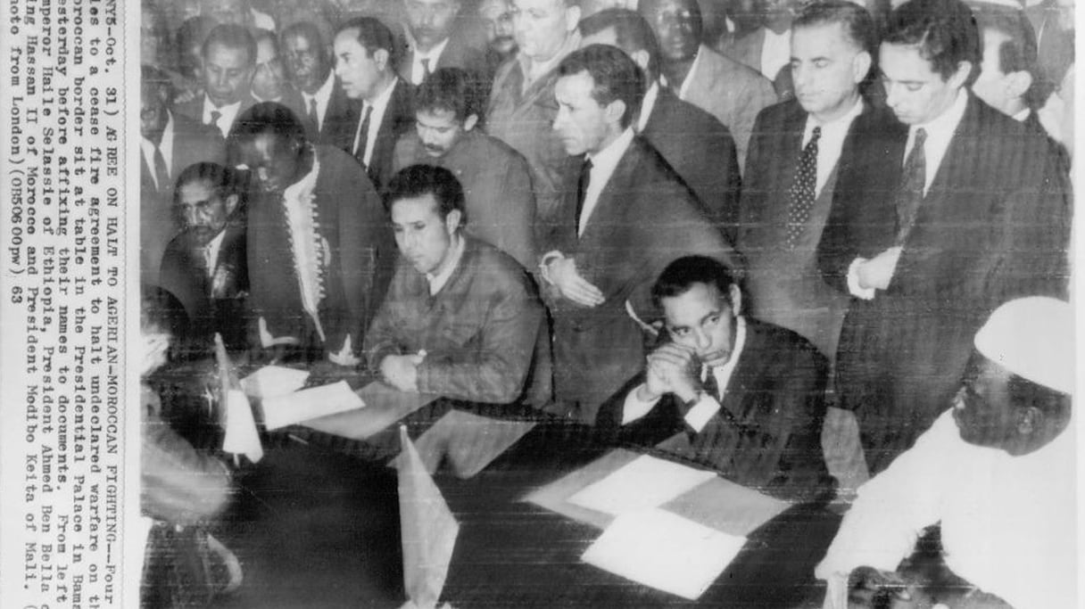 Signature des accords de cessez-le-feu à Bamako le 31 octobre 1963. De gauche à doite: Modobo Keïta,, président du Mali, Hassan II, roi du Maroc, Ahmed Ben Bella, président algérien, et Haïlé Sélassié, emprereur d'Ethiopie et président en exercice de l'OUA.
