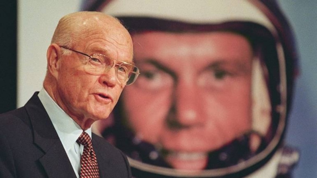 John Glenn invité d'un plateau de télévision.
