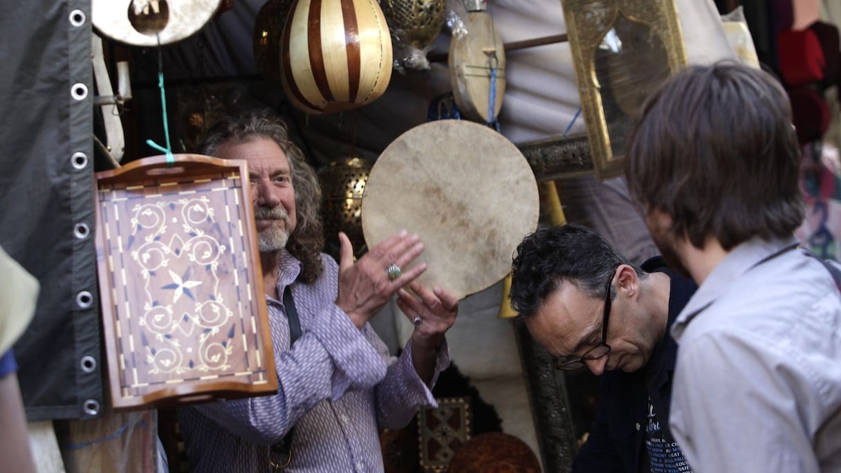 Il est venu jouer du guenbri dans une échoppe d'instruments traditionnels, pour le plus grand bonheur des marchands et des badauds!
