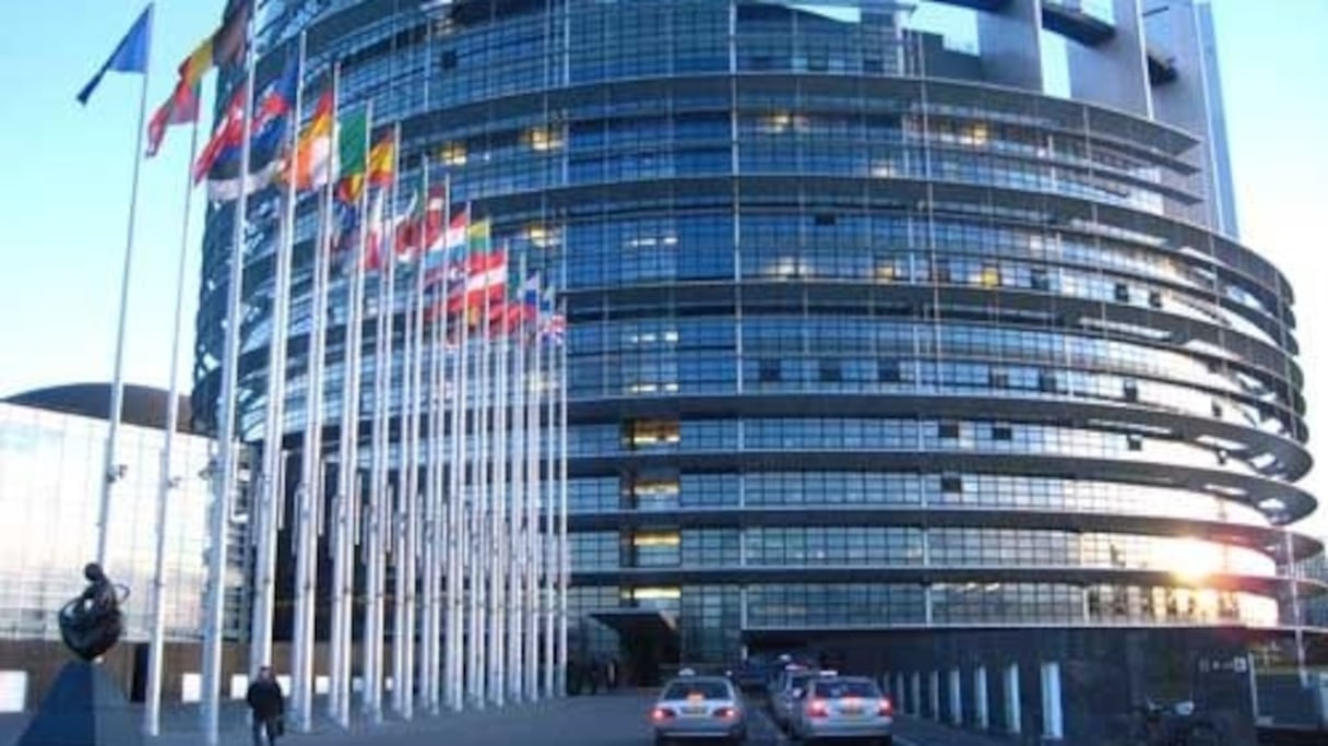 Le Parlement européen.
