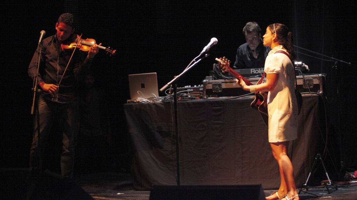 En compagnie de son groupe, Emel enflamme la scène 
