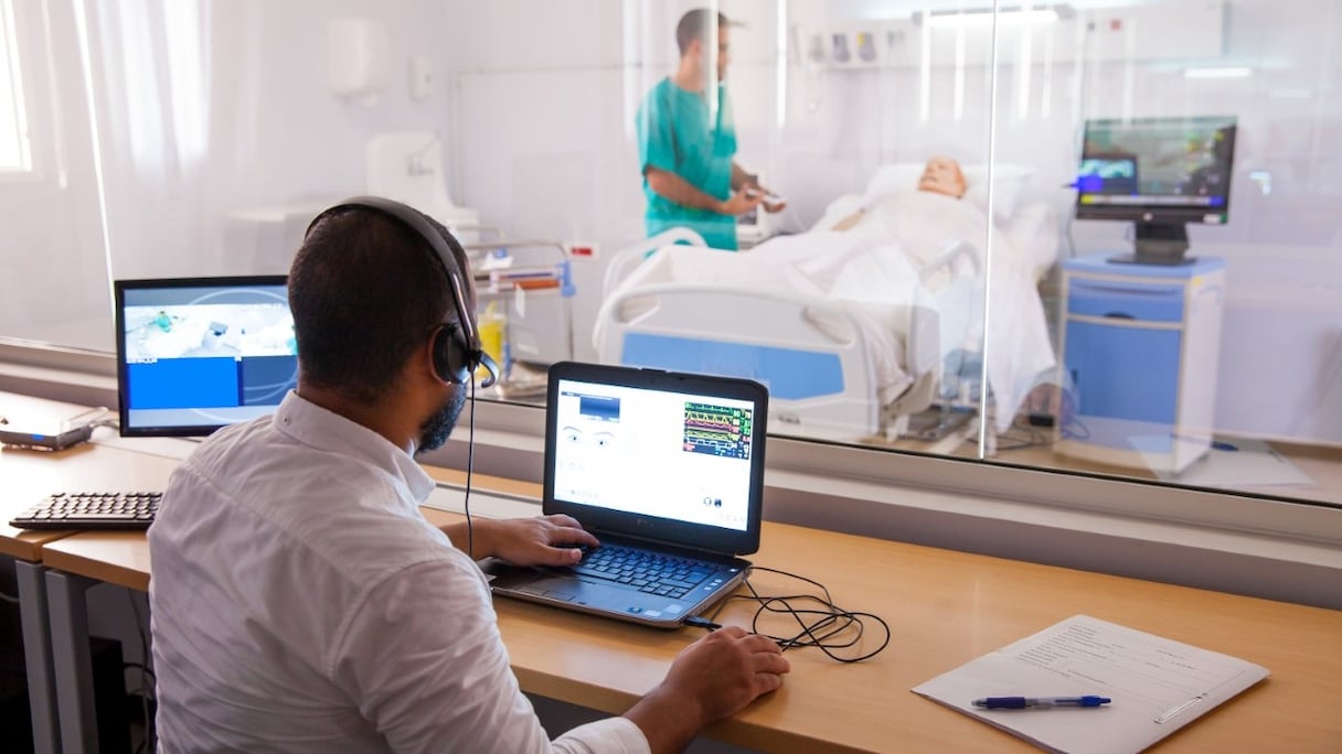 Lors de la nuit de garde en simulation, "Sim Nightshift", organisée par le Centre de simulation (IMSC) de l’Université Mohammed VI des Sciences de la Santé.
