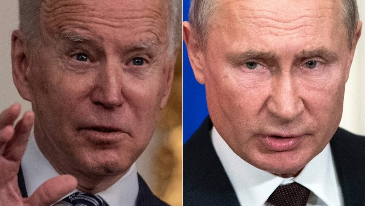 Le président américain Joe Biden, à la Maison Blanche, à Washington, le 15 mars 2021, et le président russe Vladimir Poutine, au Kremlin, à Moscou, le 5 mars 2020.
	 
