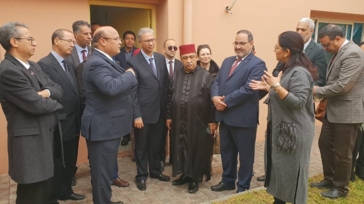 Le wali de la région de Marrakech-Safi, gouverneur de la préfecture de Marrakech, Karim Kassi-Lahlou, écoutant les explications de Darya Mazdaoui, directrice du centre Malaika.
