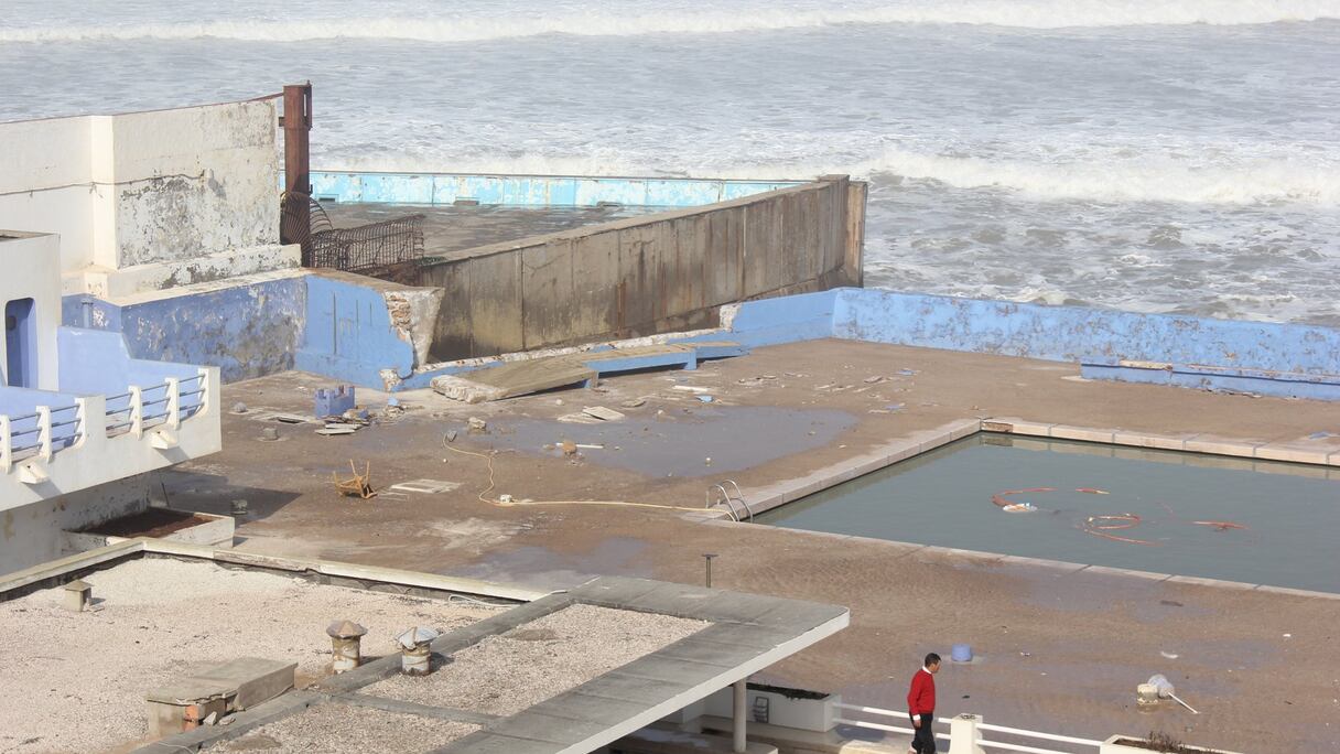 Des murs en ruine et des piscines inondées, voilà ce que sont devenus les beaux complexes estivaux de Ain Diab
