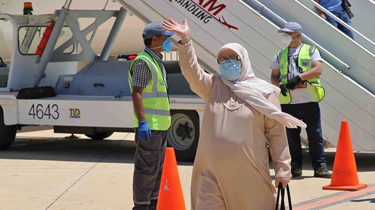 Une Marocaine rapatriée d'Espagne, sur le tarmac de l'aéroport d'Oujda, en juin 2020. 
