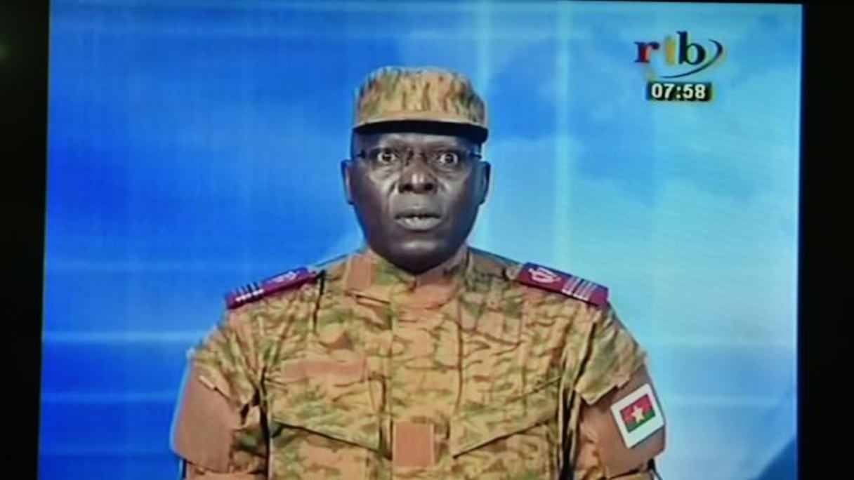 Capture d'écran de la télévision publique montrant le lieutenant-colonel Mamadou Bamba annonçant la dissolution des institutions de la transition, le 17 septembre 2015 à Ouagadougou, au Burkina Faso.
