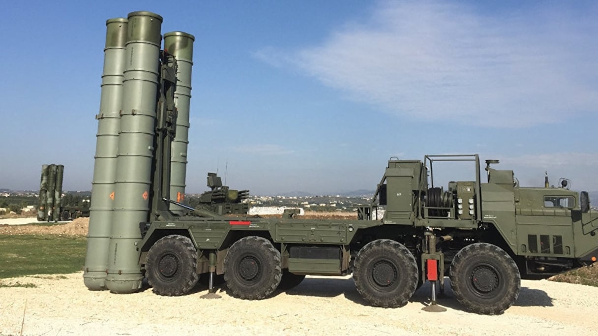 Système de missiles sol-air russe de type S400.
