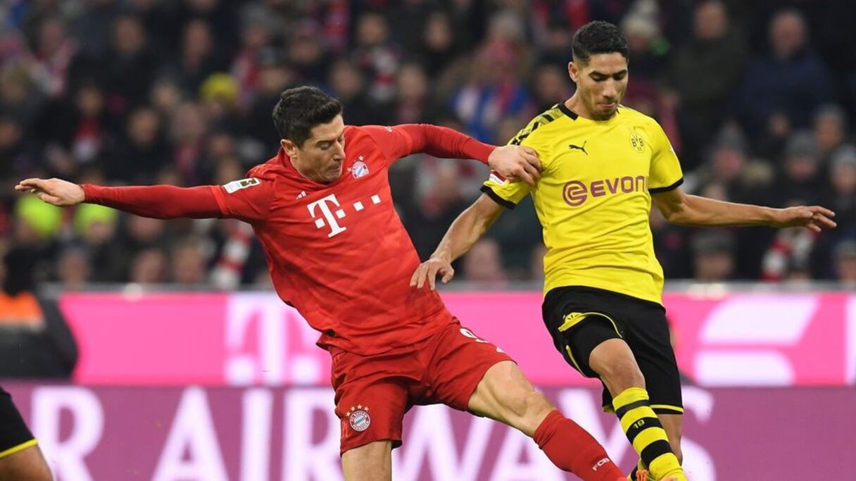 L’international marocain Achraf Hakimi (Dortmund) et l’attaquant polonais Robert Lewandowski (Bayern).
