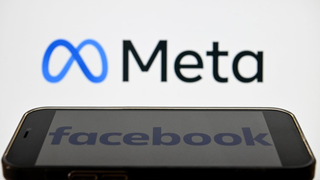 Le logo du groupe Meta, qui comprend Facebook, réseau social historique du world wide web, visible sur un écran de smartphone (photographie prise à Moscou, le 28 octobre 2022).
