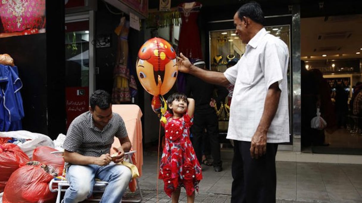 Jouets et ballons colorés viendront mettre des étoiles dans les yeux des plus petits, comme dans ceux de cette petite fille de Kuala Lumpur, en Malaisie.
