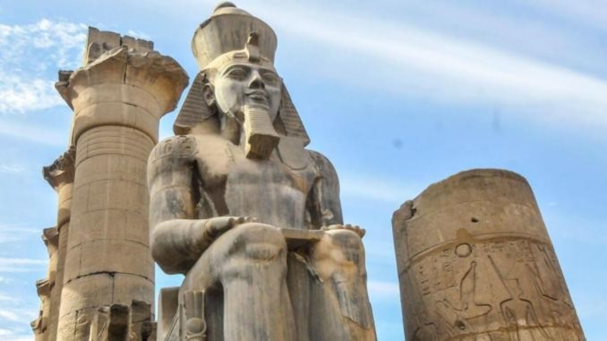 Statue de Ramsès II (temple de Louxor). 
