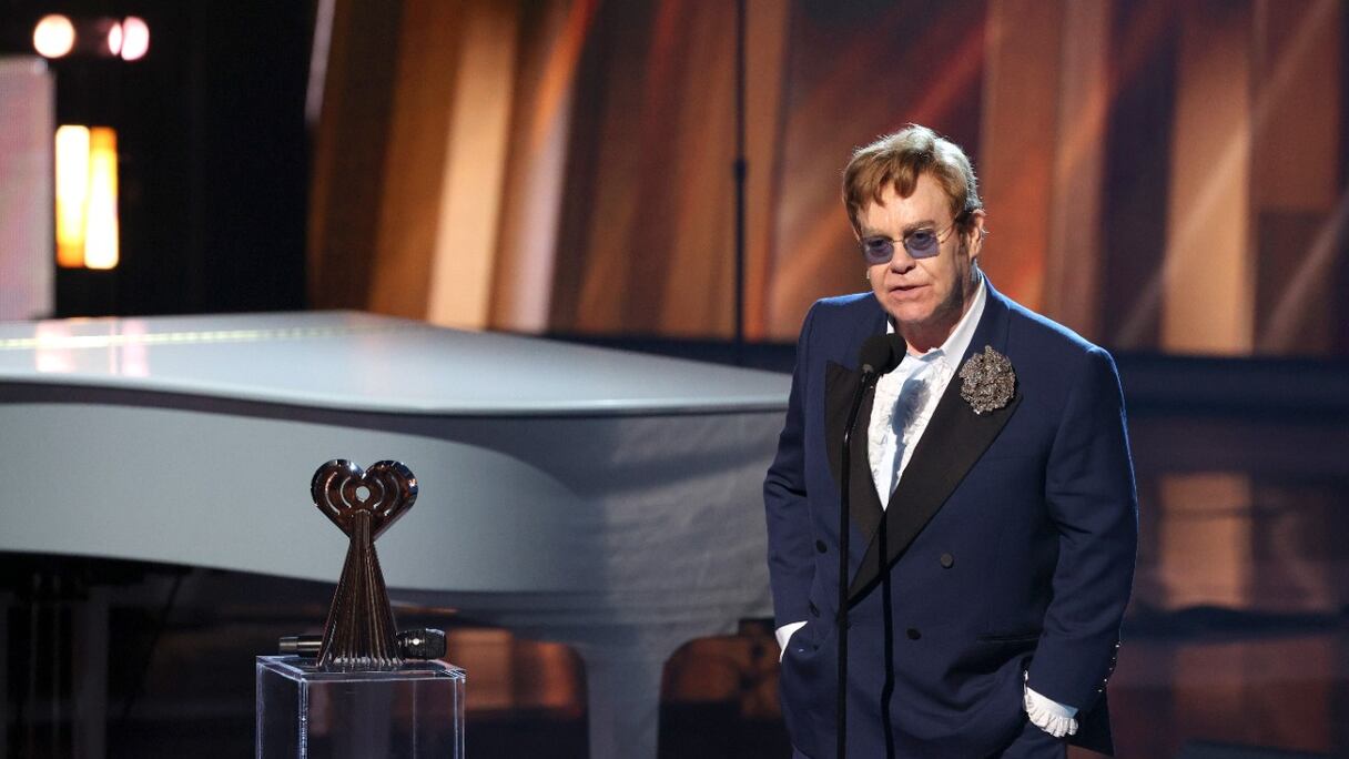 Elton John accepte le Prix iHeartRadio Icon sur scène, aux iHeartRadio Music Awards 2021 au Dolby Theatre de Los Angeles, en Californie, diffusé en direct sur FOX le 27 mai 2021.