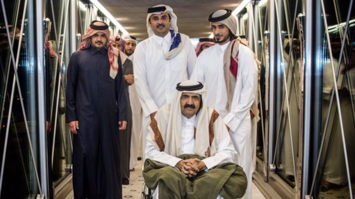 L'ancien émir du Qatar rentre à Doha après avoir été soigné en Suisse .
