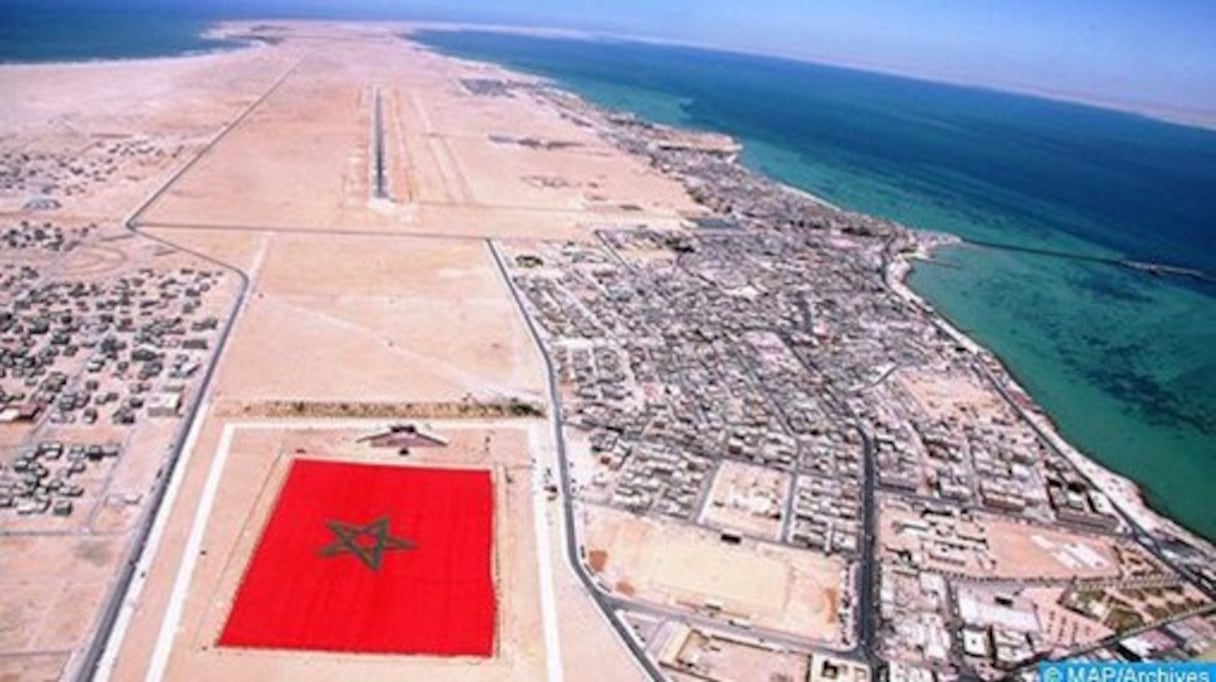 Un drapeau marocain géant déployé à Dakhla.
