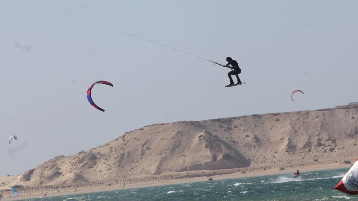 Ce Kitesurfeur semble figé dans les airs. 
