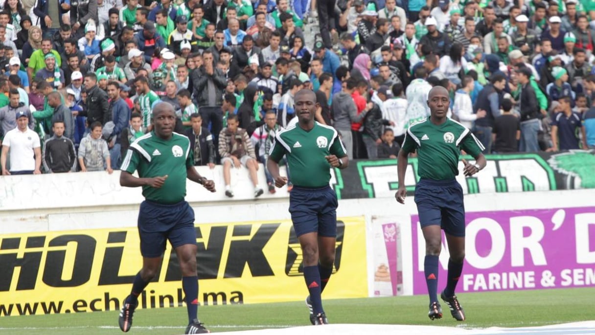 Le trio d'arbitre à l'échauffement. 
