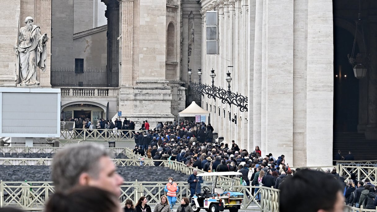 De nombreuses personnes attendant de rendre hommage à feu Benoît XVI, à la basilique Saint-Pierre, le 2 janvier 2023.
