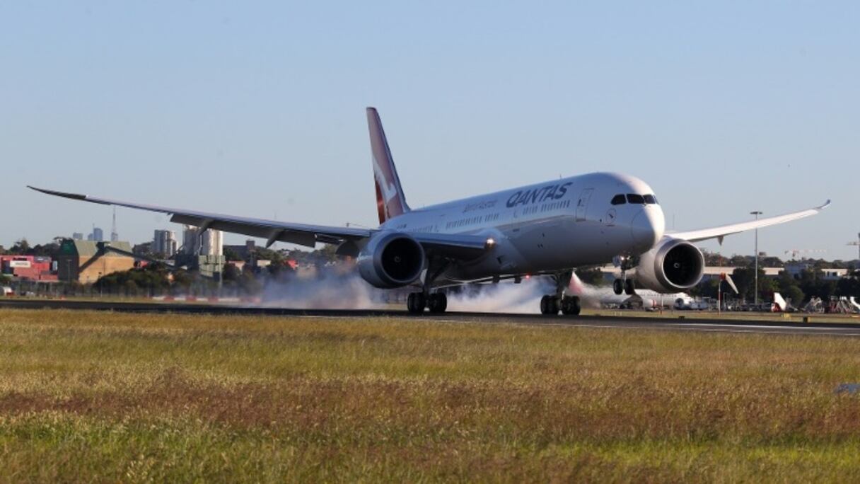 Un Boeing 787 Dreamliner de Qantas, qui a décollé vendredi de New York, atterrit à Sydney après un vol de plus de 19 heures, le 20 octobre 2019 en Australie.
