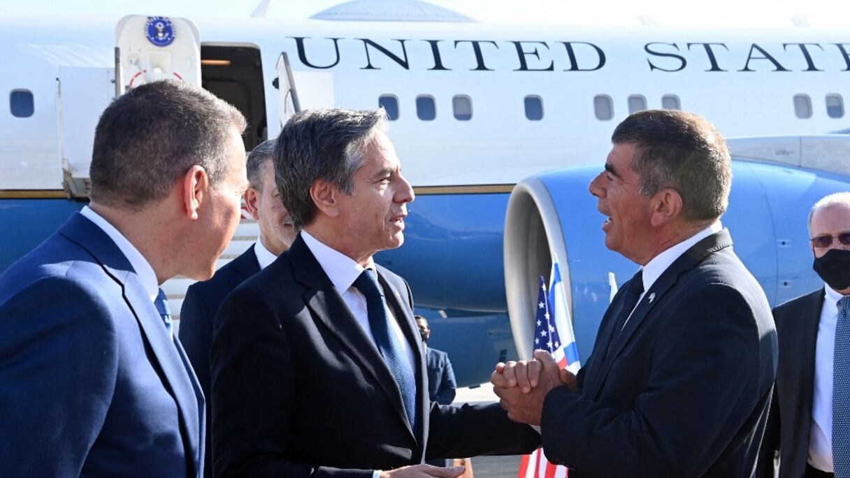 Le ministre israélien des Affaires étrangères Gabi Ashkenazi (à droite) accueille le secrétaire d'Etat américain Antony Blinken, à son atterrissage à l'aéroport Ben Gourion, à Tel Aviv, en Israël, le 25 mai 2021. 
