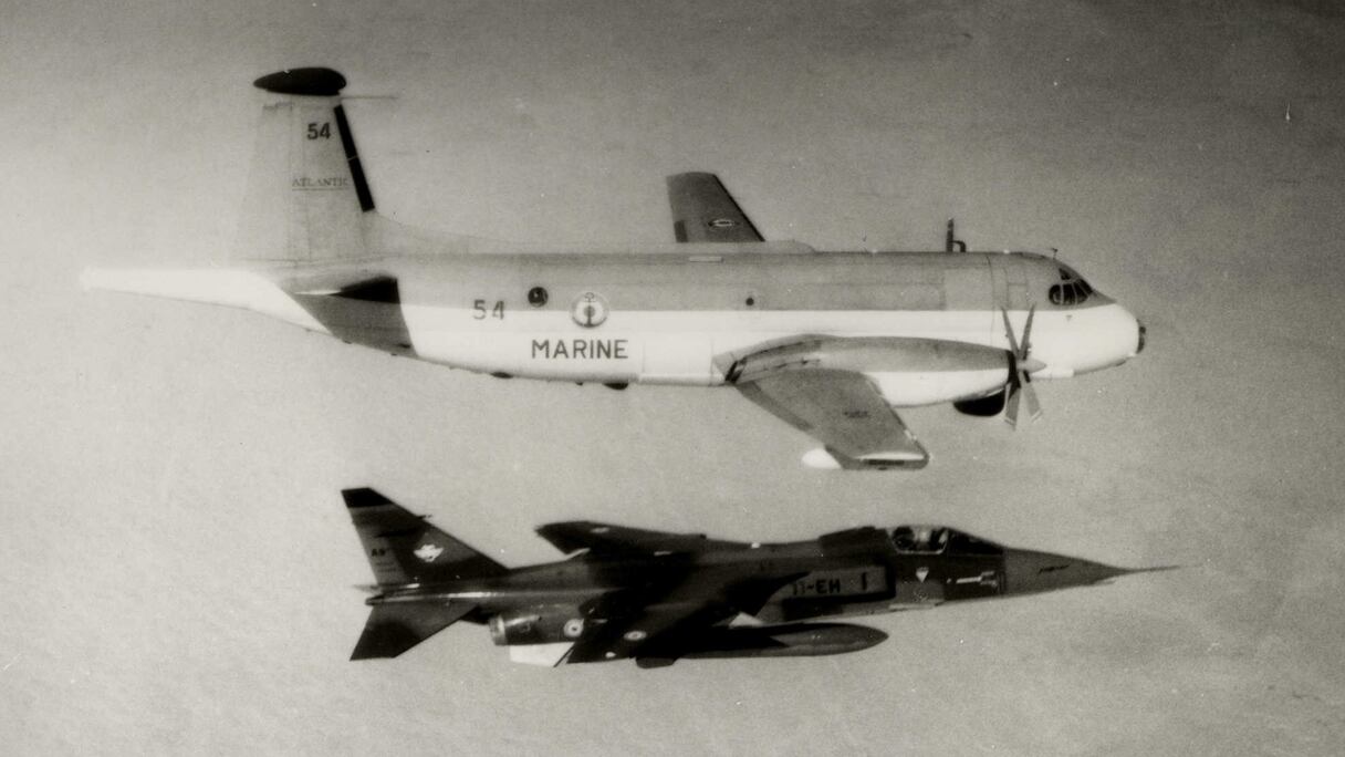 Ravitaillement en l'air des chasseurs français "Jaguar", avant de larguer leurs bombes sur les deux colonnes du front polisario. 
