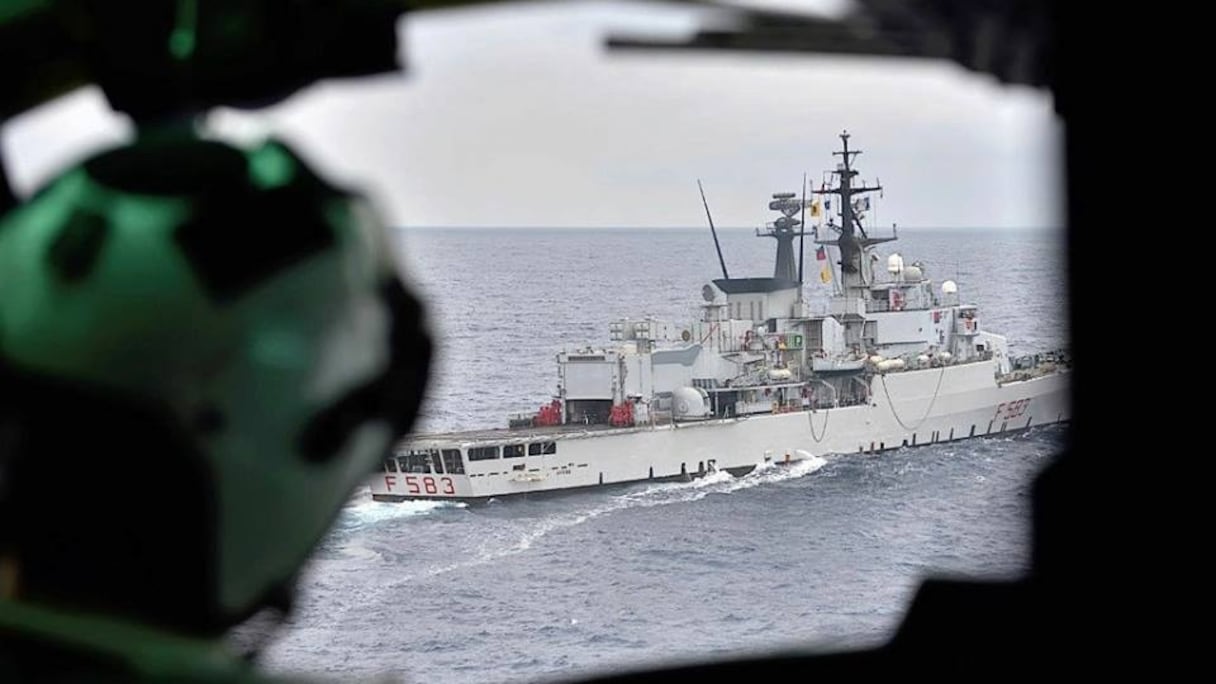 Une vue aérienne de l'exercice militaire maritime.
