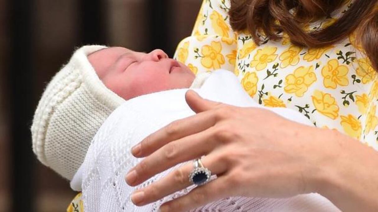 La princesse Charlotte de Cambridge vient s'inscrire en quatrième position dans l'ordre de succession au trône derrière Charles, William et George.
