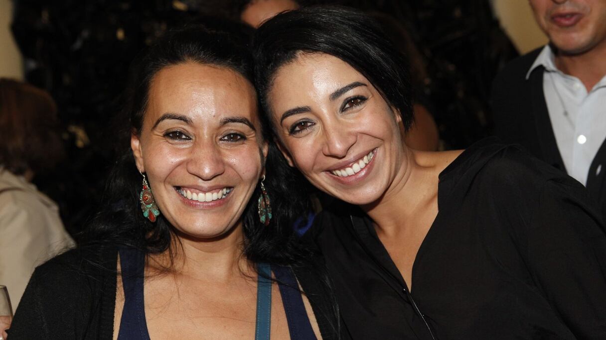 Le vernissage de l'exposition de Zineb Andress Arraki, ici en compagnie de Fatima Mazmouz, a enchanté le public. Ses photographies et installations interpellent mémoires des lieux et nous renvoient au puzzle éclaté de notre être au temps par strates et jeux de miroirs.  
