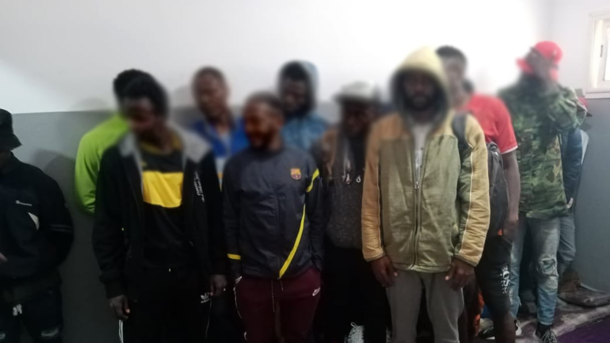 Des migrants interpellés dimanche 26 juin 2022 entre Tétouan et Fnideq avant leur assaut sur Sebta.
