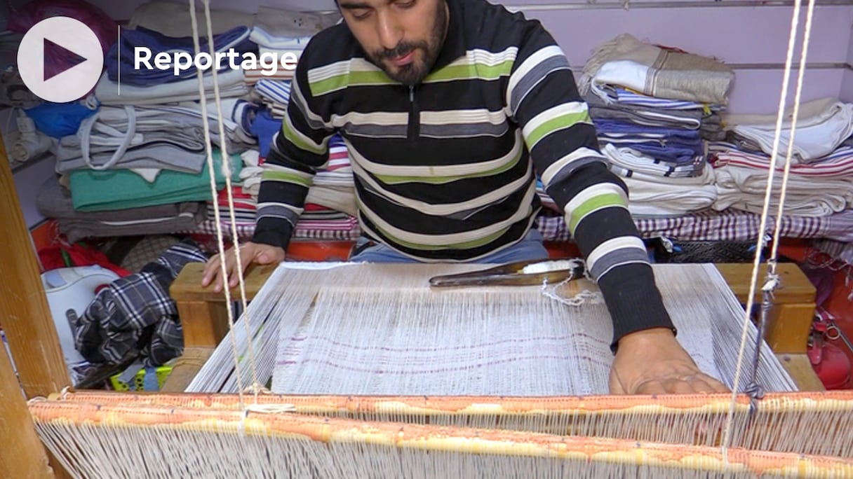 Anouar Benzahra, ici devant son métier à tisser, est l'un des derniers tisserands d’Assilah. 
