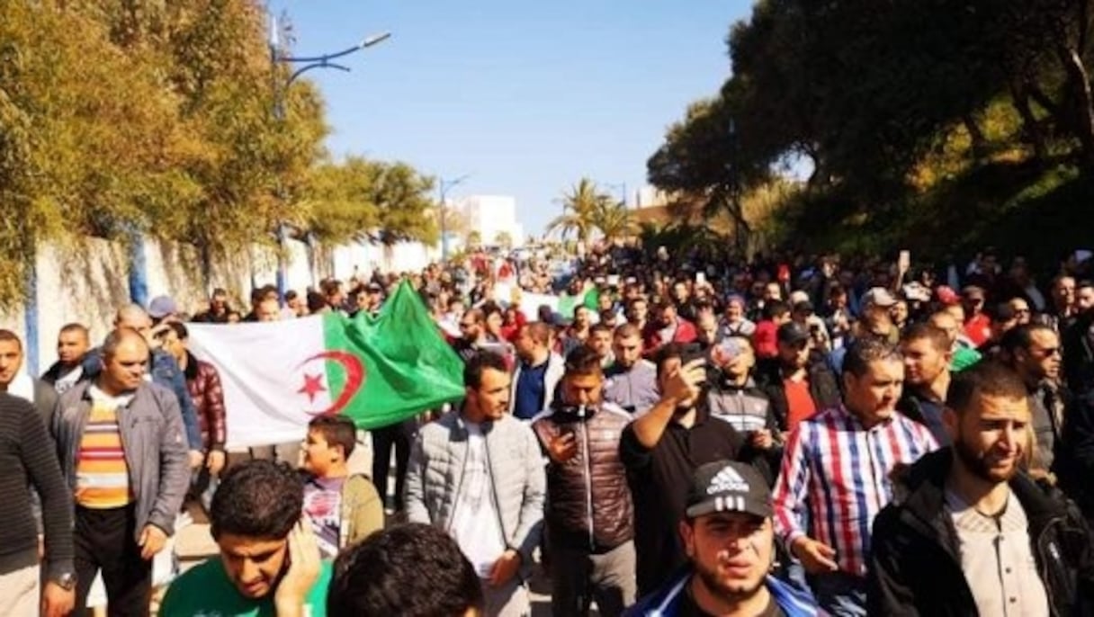 Des milliers d'Algériens manifestent contre un 5e mandat de Bouteflika.
