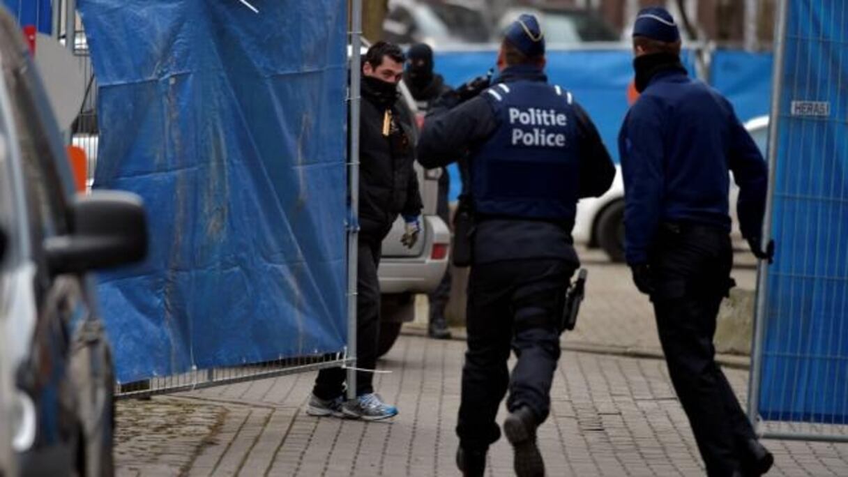 Reconstitution d'un raid policier. 
