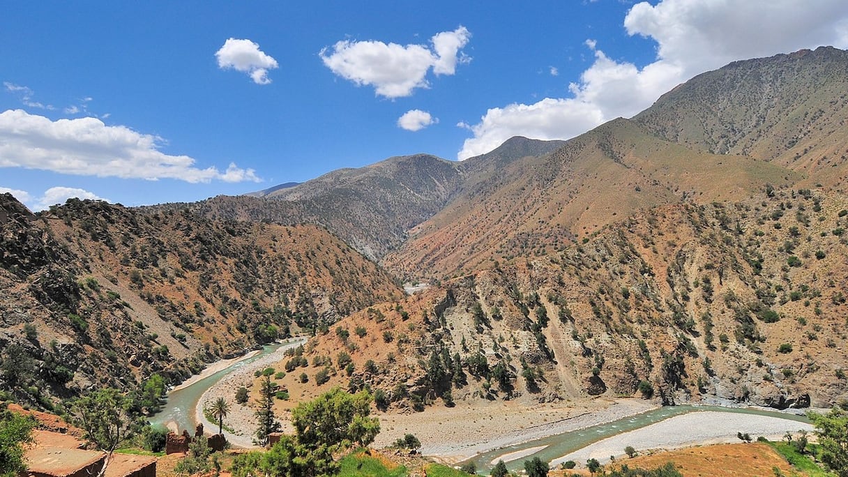 Oued Souss, vers Taroudant. Prenant sa source près du jbel Toubkal (Haut Atlas), point culminant d'Afrique du Nord, il se jette dans l'océan au sud d'Agadir. En montagne, il se nomme Assif Tifnout, et ne prend son nom qu'après avoir conflué avec le Zagmouzen, un affluent (jbel Siroua). 
