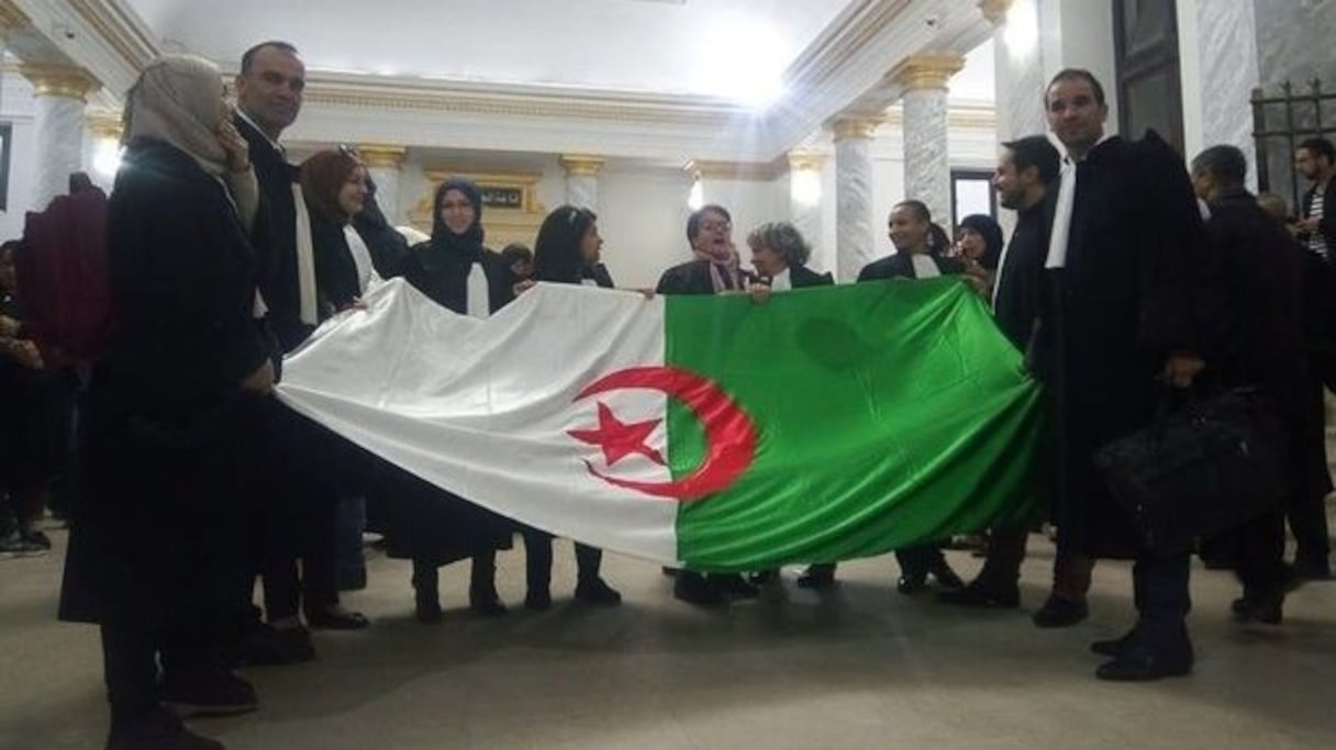 Sit-in des avocats algériens contre le "5è mandat de la honte"! 
