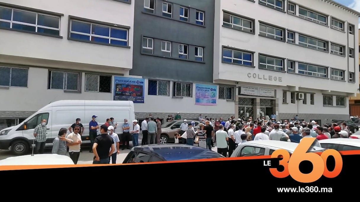 Mouvement de protestation des parents d'élèves devant l'école Riad à Casablanca.
