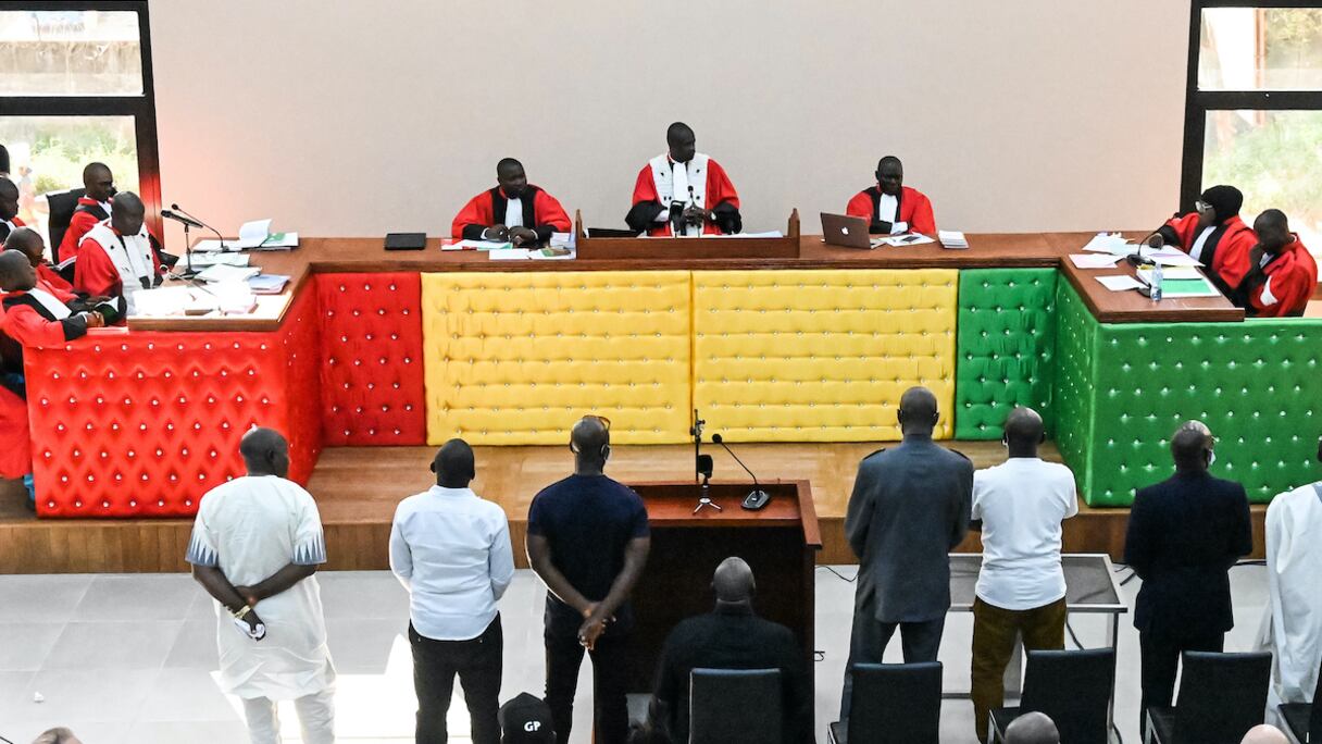 Des accusés devant le juge alors que l'audience s'ouvre à l'intérieur du nouveau palais de justice de Conakry le 28 septembre 2022 
