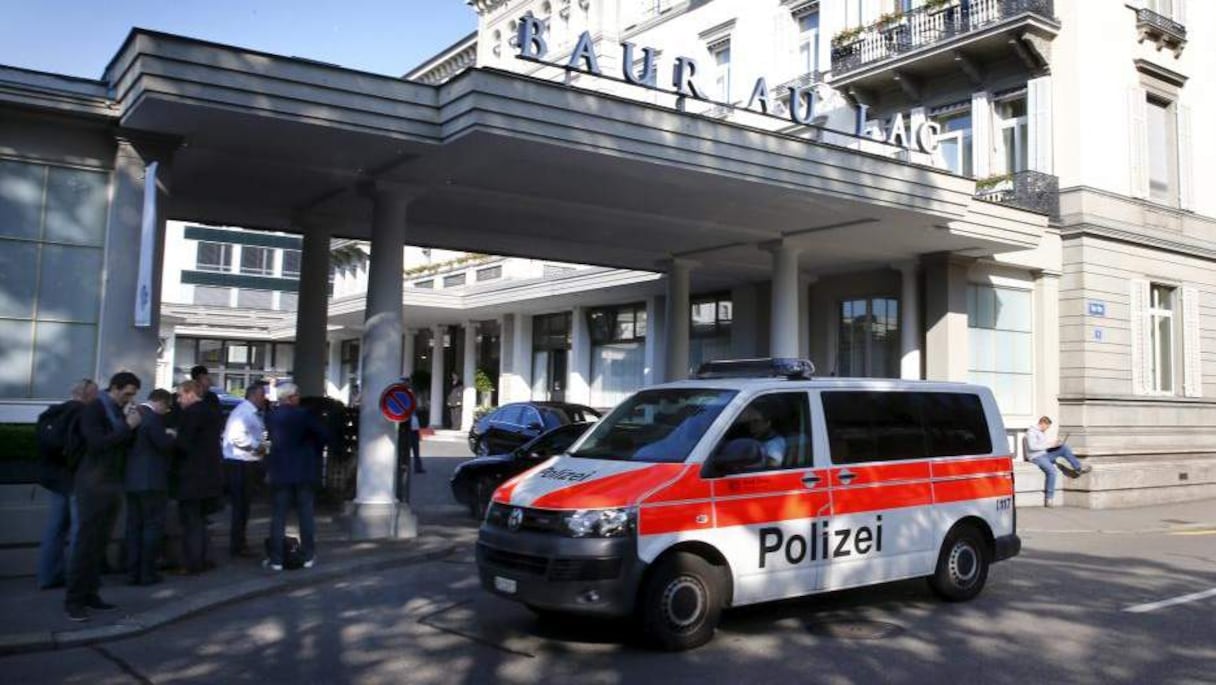 Les policiers suisses se sont présentés au petit matin dans le luxueux hôtel Baur Au Lac du centre de Zurich, où sont logés les principaux dirigeants de la FIFA.
