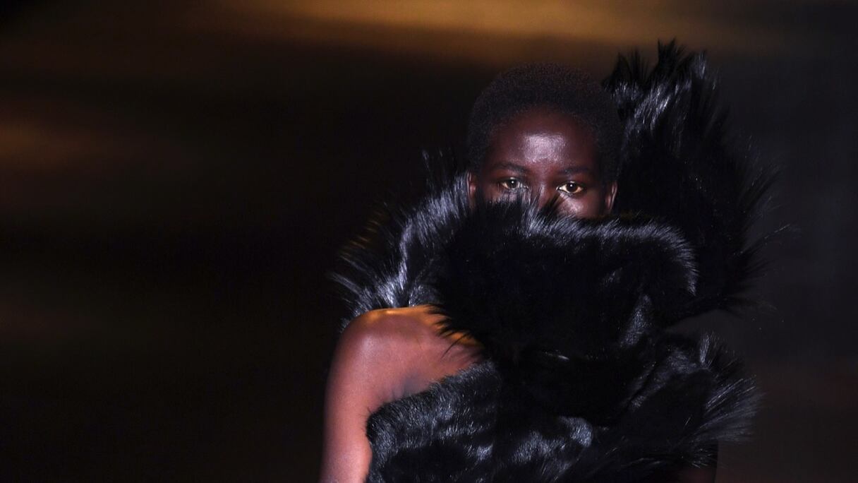 Un mannequin présente une création d'Yves Saint Laurent, en fourrure, lors d'un défilé de la collection automne/hiver 2018-2019 (photo d'archives prise le 27 février 2018).