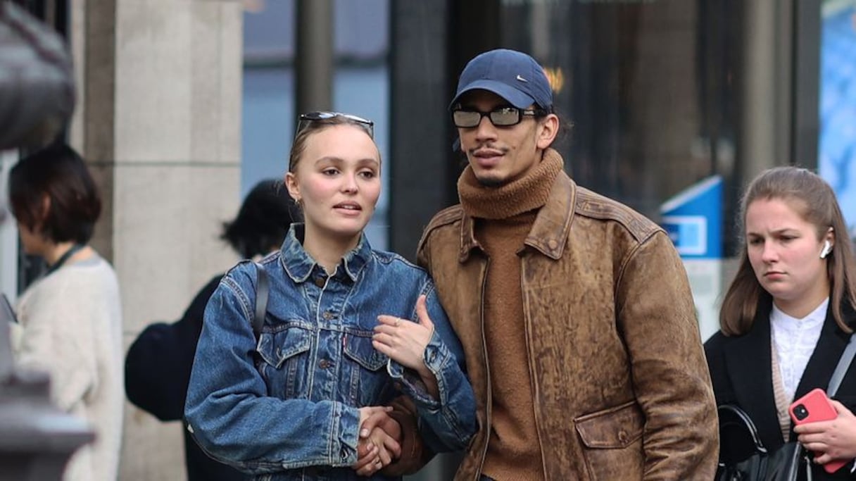 Lily-Rose Depp et Yassine Stein, en balade dans les rues de Paris.
