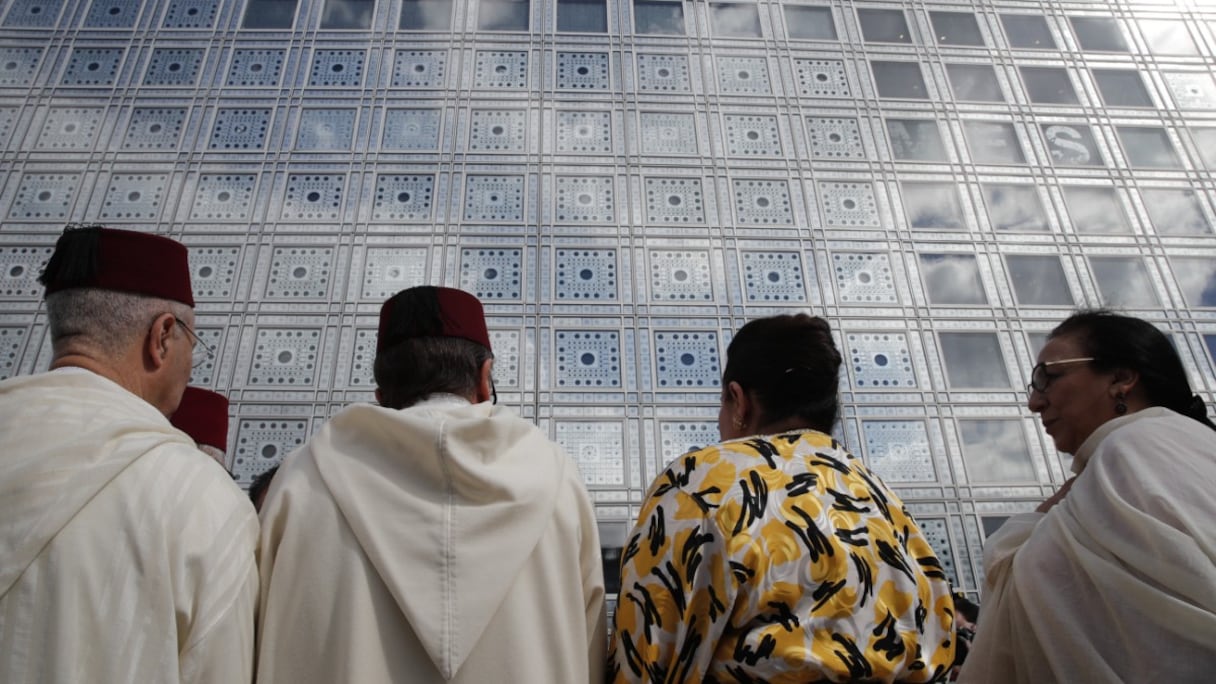 Les invités arrivent pour l'inauguration de l'exposition "Splendeurs de l'Ecriture au Maroc", à l'Institut du monde arabe (IMA) à Paris, le 22 mars 2017.
