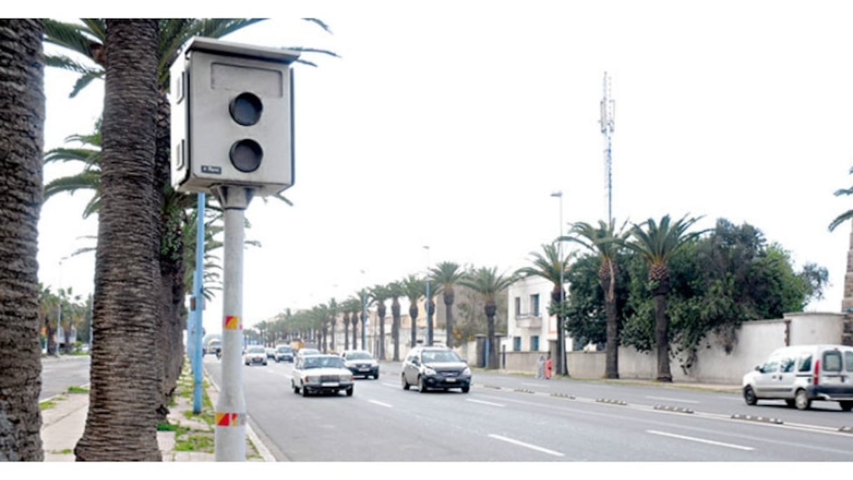 Un radar fixe de détection d'excès de vitesse.
