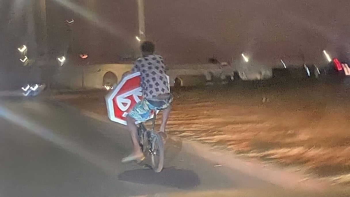 Le voleur d'un panneau de signalisation à Salé.
