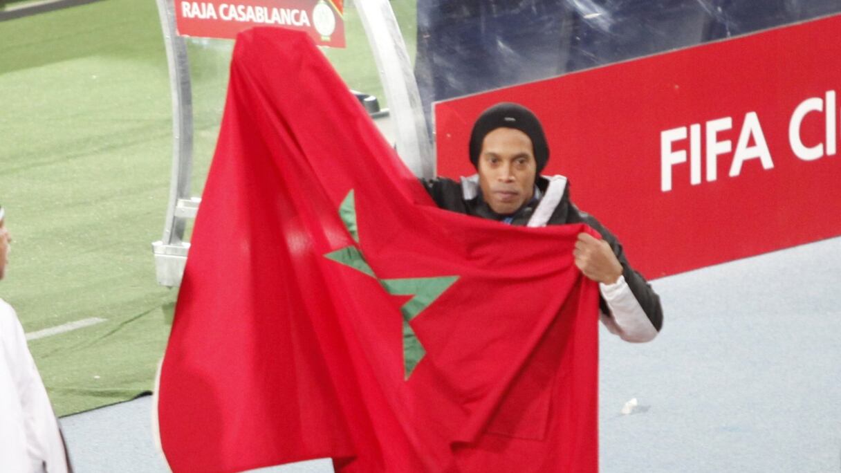 "C'est agréable que les adversaires eux-mêmes se comportent avec moi de la sorte, les joueurs du Raja m'ont montré un grand respect", a affirmé Ronaldinho qui a scellé ce respect et cette amitié en brandissant le drapeau marocain. 
